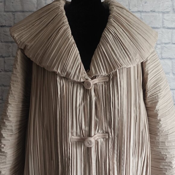 Daniel Lipszyc Paris Pleated Coat Made in France - Picture 2 of 15